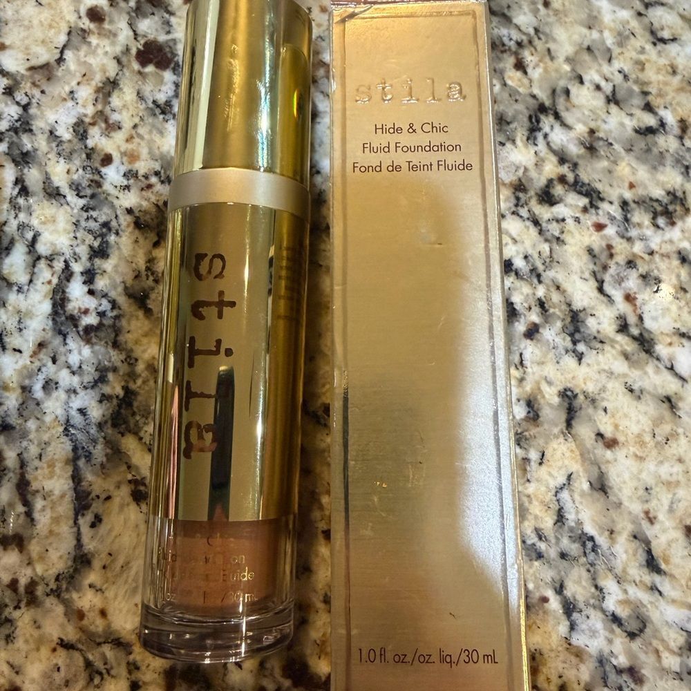 Stila Hide & Chic Foundation tan 4 in Gold and Tan